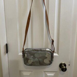 Thirty-One All Zipped Up Crossbody Purse In Soft Camo